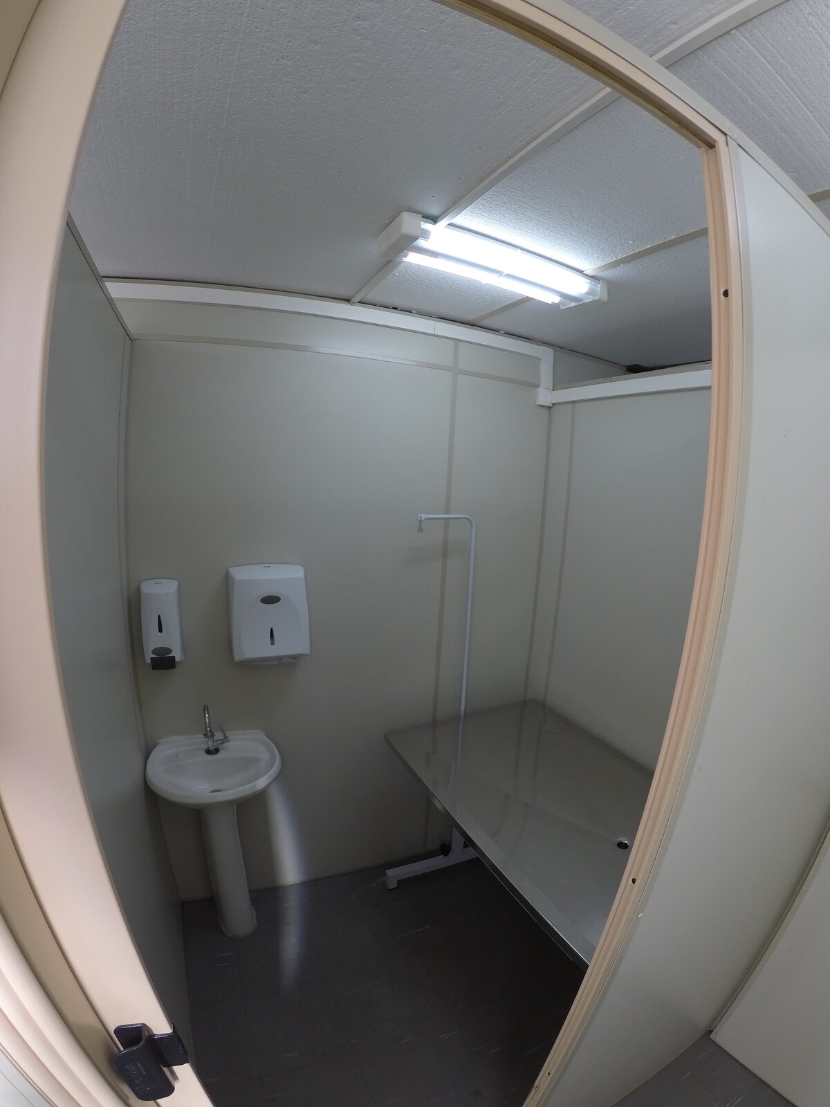 Interior de módulo para atendimento veterinário — Projeto Viva Rio
